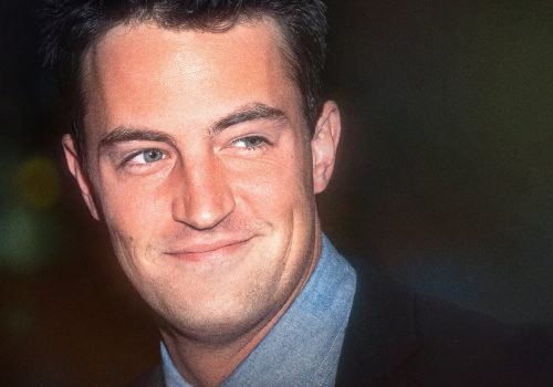 'Aquele Sobre Matthew Perry': dirigida por Mary Robertson, a série revisita a carreira do intér...
